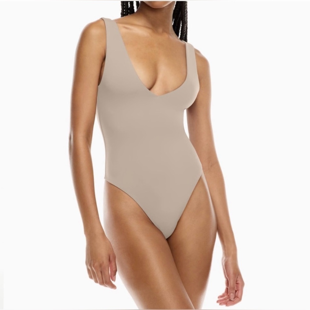 Aritzia Babaton Contour V Neck
Bodysuit in Taupe Size XS